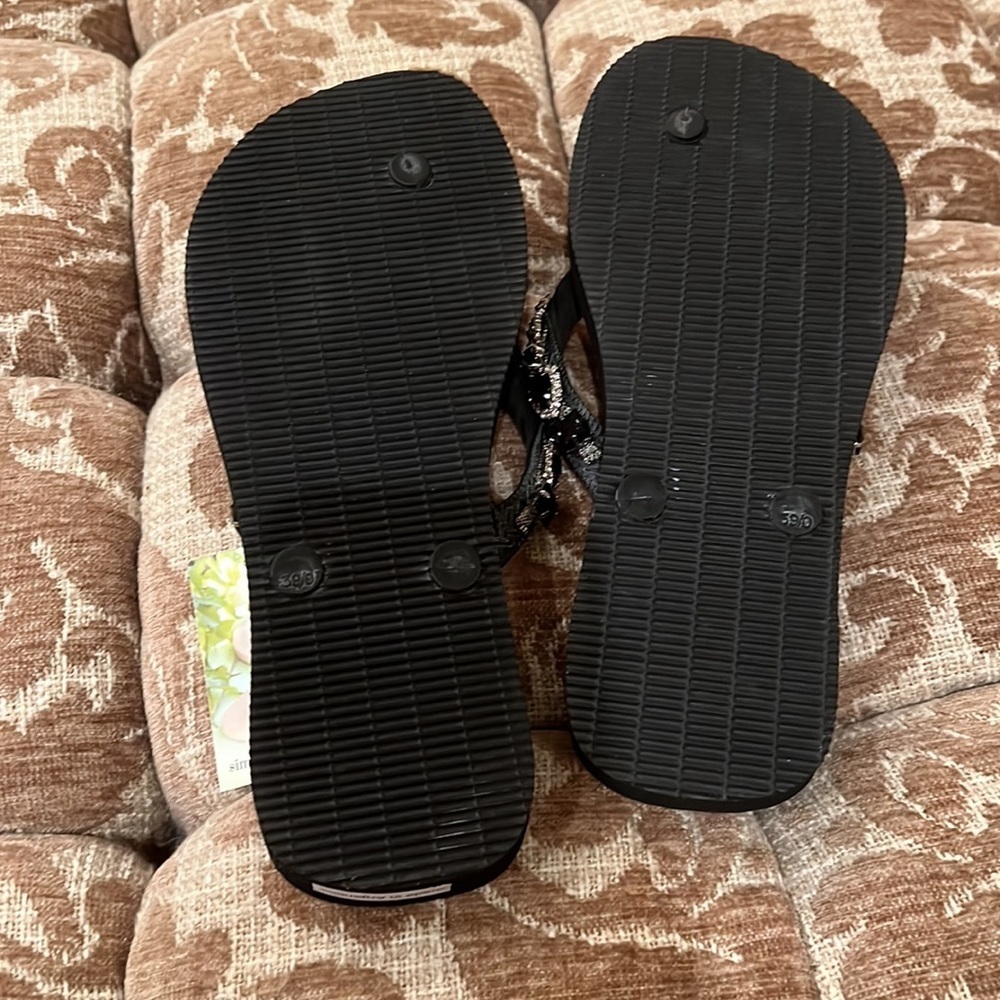 NEW Women’s rhinestone flip flops - Picture 3 of 3